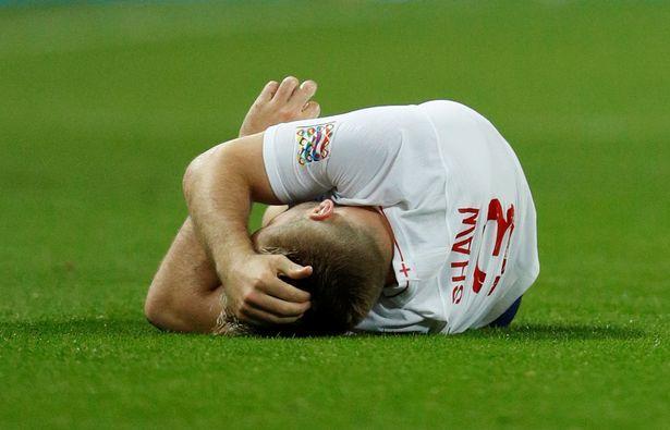 卢克-肖在英格兰对阵西班牙的比赛中受伤