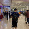 今天上午官博分享了武磊从机场出发的背影照，武磊依旧背着中国队书包